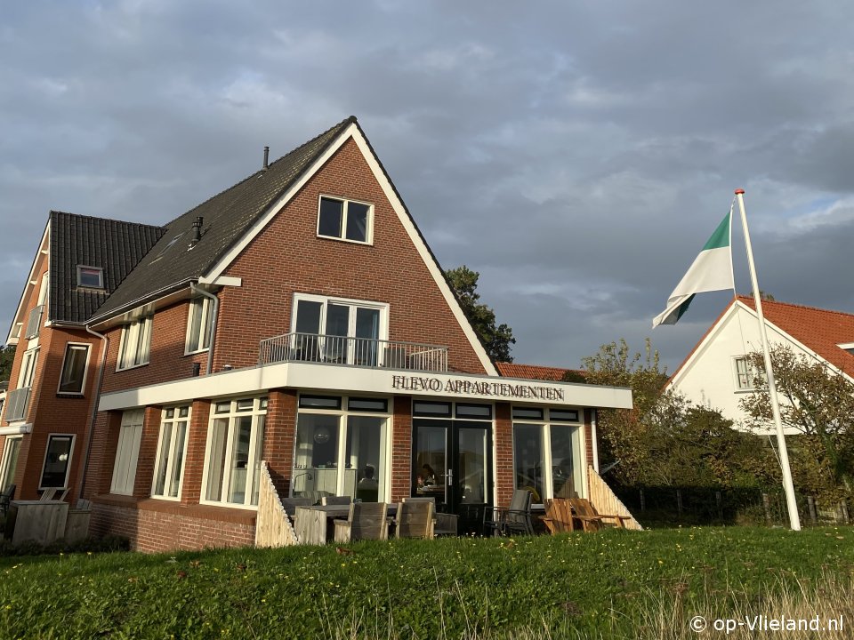 Flevo 4, Tijdens schoolvakantie naar Vlieland